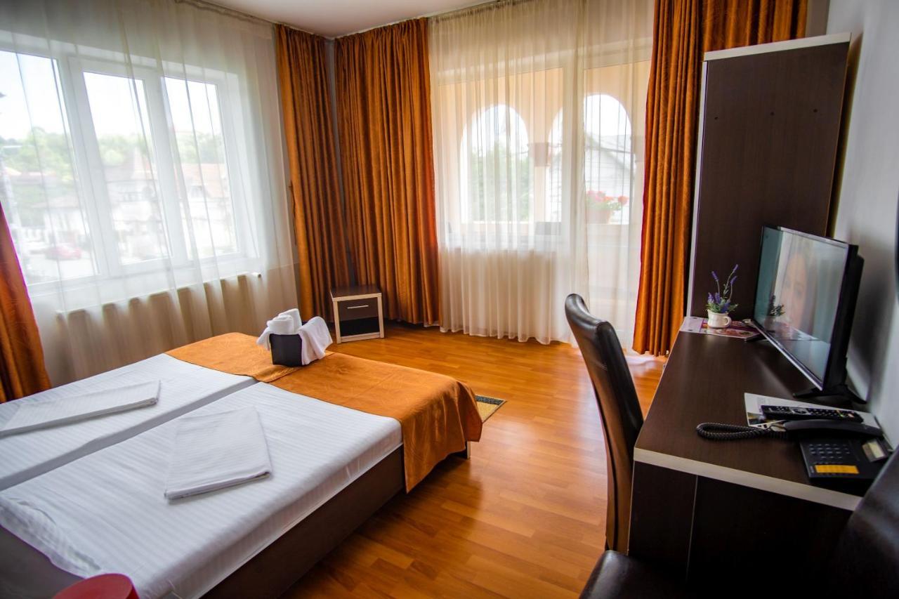 Hotel Turist Pucioasa 外观 照片