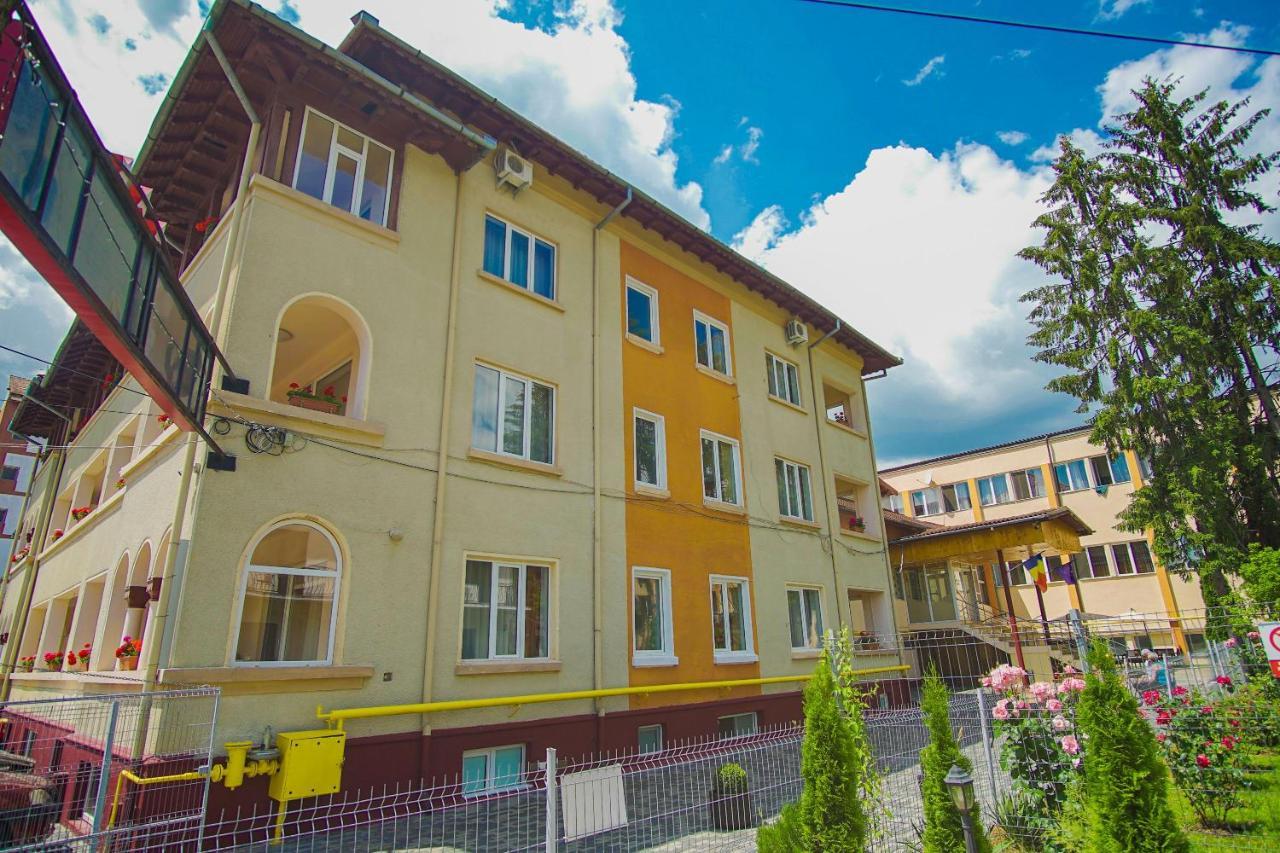Hotel Turist Pucioasa 外观 照片
